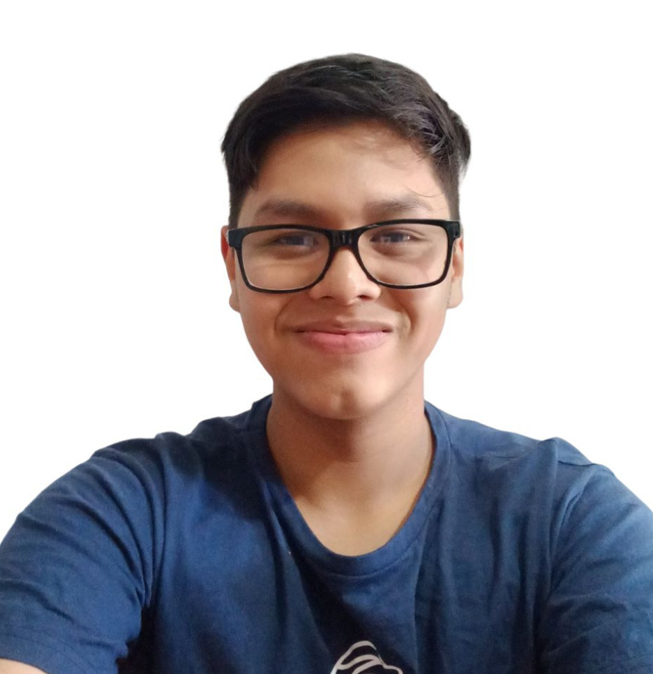 Renan Ladislau, Homem de 19 anos, com descendência asiática, cabelo liso, estrutura alta, olhos castanhos (Maravilhosos e hipnotizantes), uso óculos e vestido com a camiseta azul do Instituto PROA